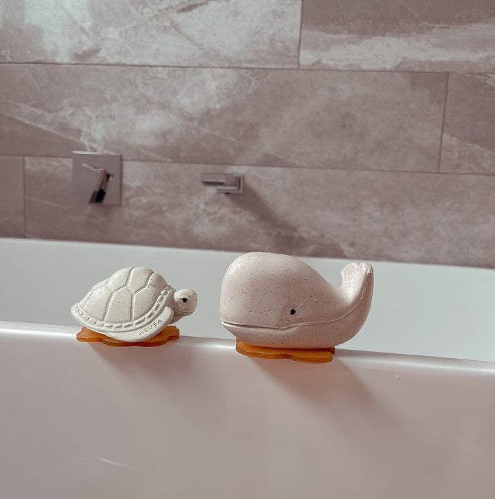 Hevea Squeeze'N'Splash bath toys gift set with whale and turtle made of natural rubber.