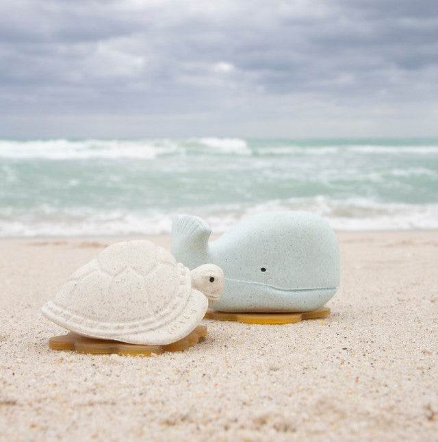 Squeeze'N'Splash igračke za kupanje kit i kornjača na plaži, prirodna guma, snežno plava i žalfija.