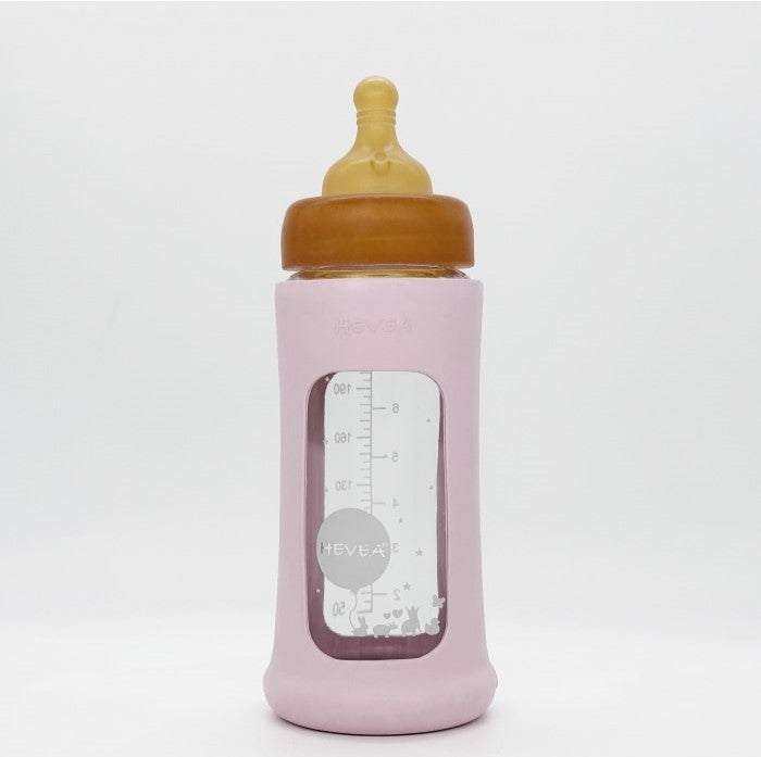 Hevea flašica sa širokim otvorom i zaštitnim rukavom za bebe.