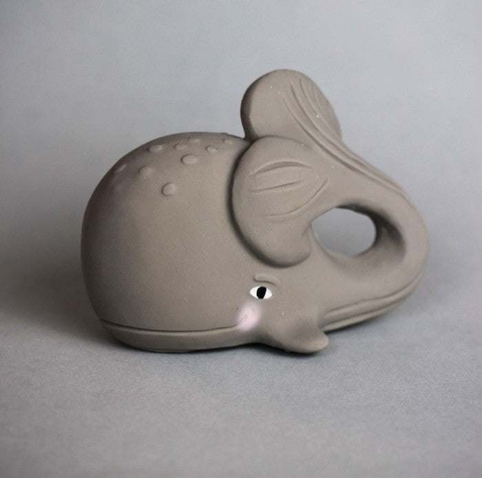 Hevea Bumibebe teether shaped like a fish, made of natural rubber, safe pigments, and hygienic single-piece design.