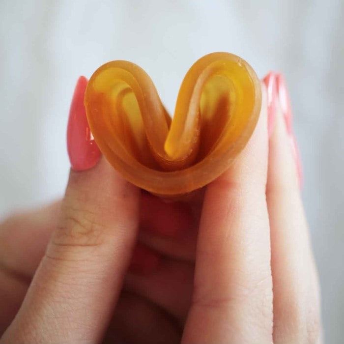 Hevea menstrualna čaša od prirodne gume Loop Cup, veličina 1, u rukama.