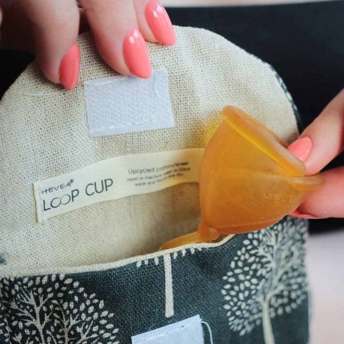 Hevea menstrualna časa od prirodne gume Loop Cup u torbici.