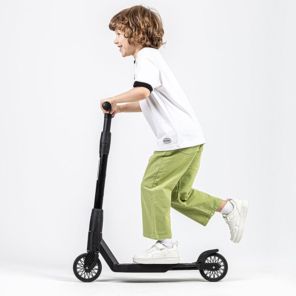 Trotinet Derzkij Bro for kids aged 6-11 with adjustable telescopic handlebar and modern design.