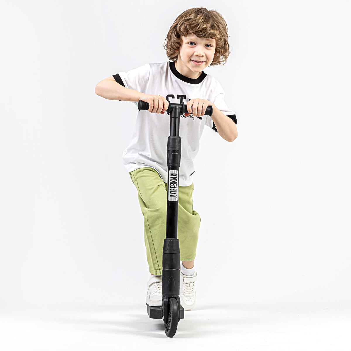 Trotinet Derzkij Bro for ages 6-11 with a child riding, featuring adjustable handlebar and folding mechanism.