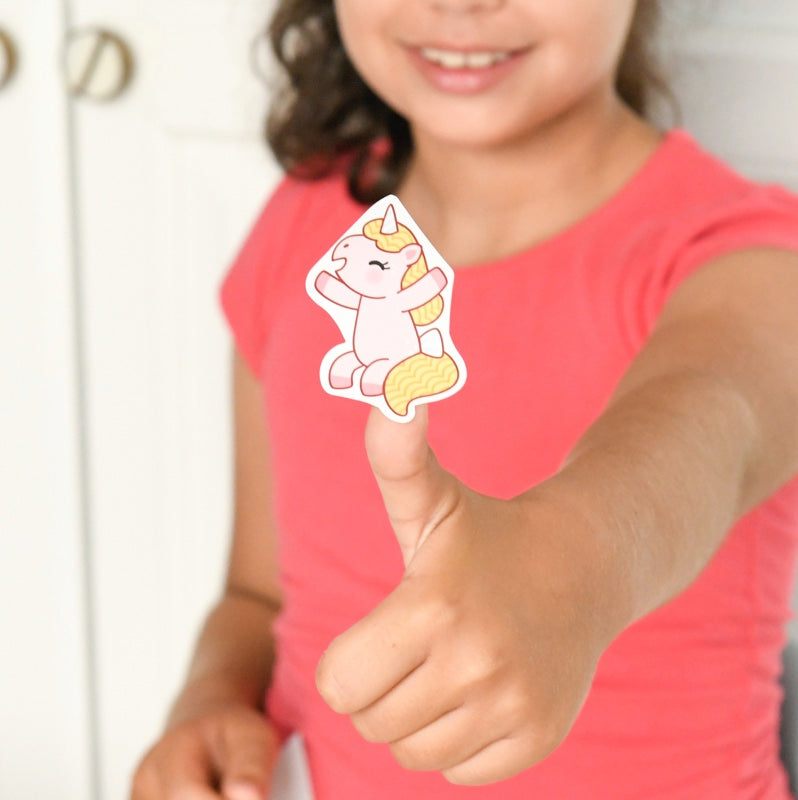 Poppik Kreativni posteri Jednorozi 5+ with unicorn sticker and child holding it.