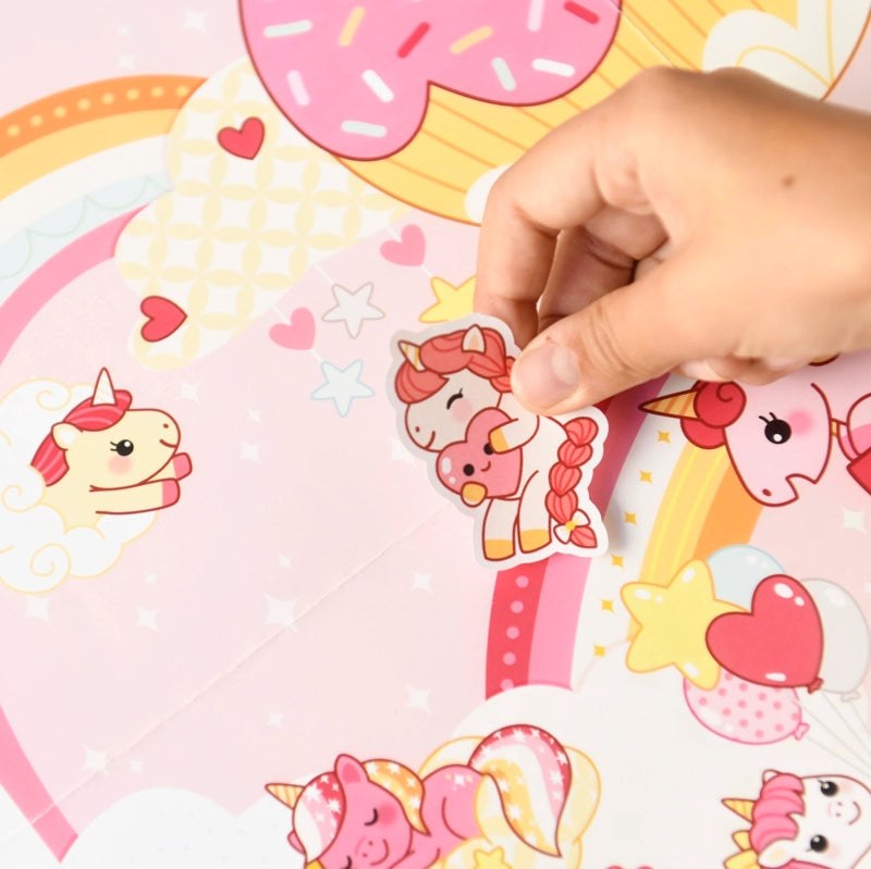 Poppik Kreativni posteri: Jednorozi 5+ with reusable unicorn stickers on poster.