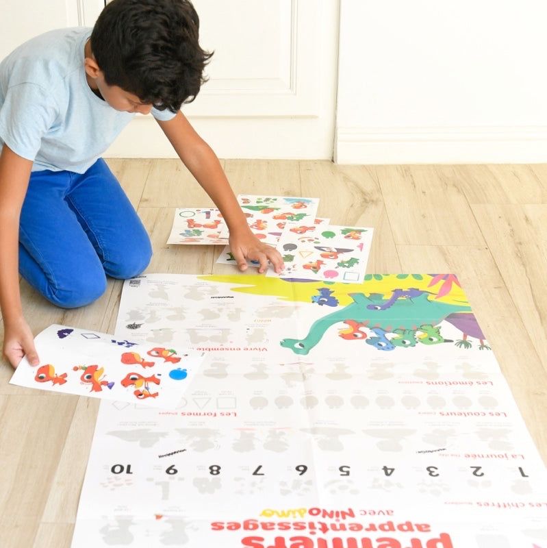 Edukativni poster sa nalepnicama za decu, dinosaurus tema, učenje brojeva i oblika.