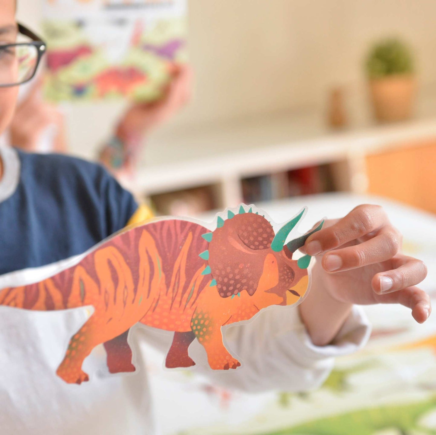 Edukativni poster sa nalepnicama dinosaurusa za decu 5+.