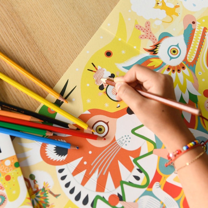 Poppik Poster za bojenje Karneval 5+ featuring vibrant colors and partially completed carnival scene with coloring pencils.