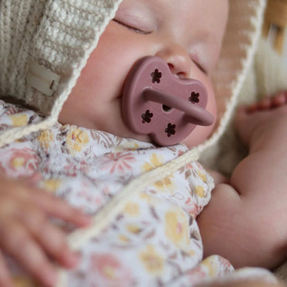 Hevea ortodontska cucla Rosewood for babies 3-36 months, gentle and safe.