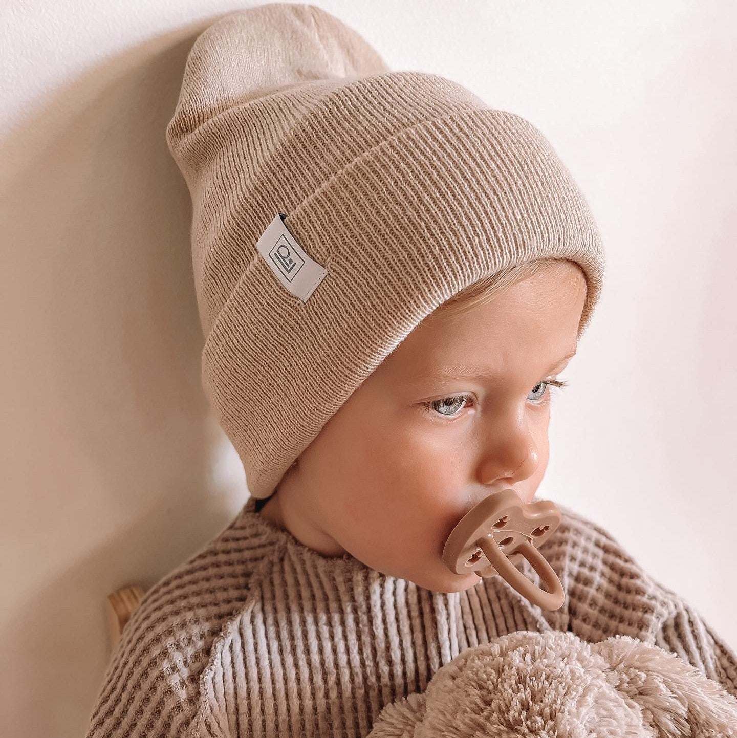 Hevea ortodontska cucla od prirodne gume, boja kože i mahovina zelena, pogodna za 3-36 meseci, beba koristi cuclu.