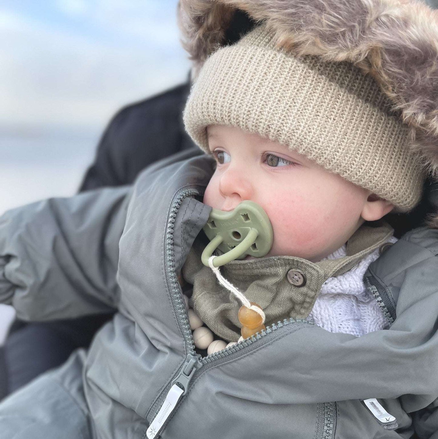 Hevea natural rubber baby pacifier, round shape, skin color and moss green, suitable for 3-36 months.