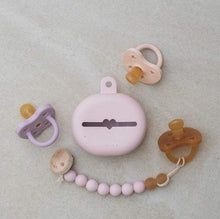 Hevea vezica za cuclu with natural rubber beads and wooden clip, safe for babies.