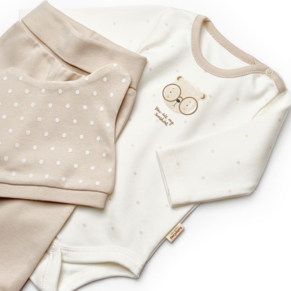 Baby Cosy poklon set za novorođenče: 1 kom pantalonice, 1 kom bodi za bebe, 1 kom kapa